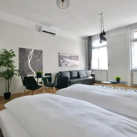 Megszunik - The Lullaby - Nr 1 Apartment Budapest