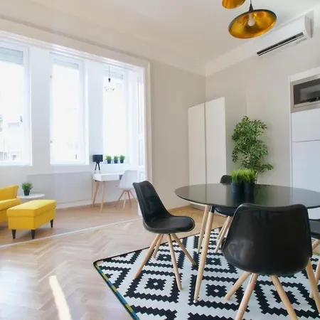 Apartment Megszunik - The Lullaby - Nr 1 Budapest
