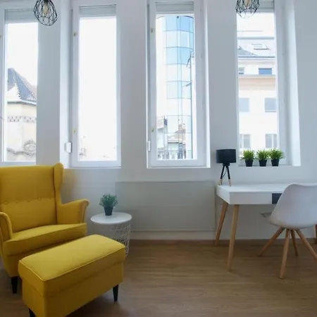 Megszunik - The Lullaby - Nr 1 Apartment Budapest